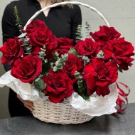 Корзина из красных французских роз